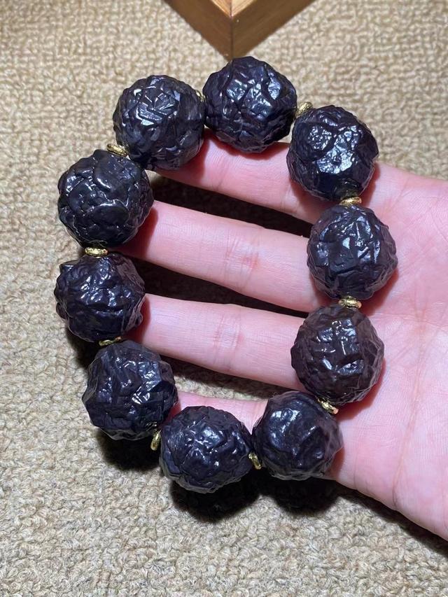 炸毛文玩——黑金刚，盘主们根本无法下手，却依然火出圈