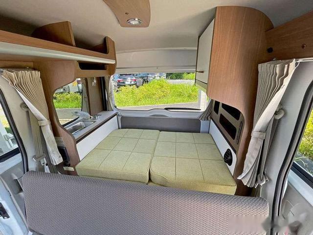 日产NV100微型面包露营车，排量小仅0.66升，座椅上面配折叠床