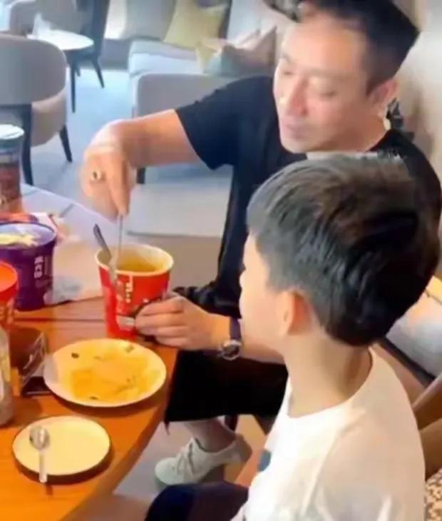 大s哭了！儿童节箖箖与奶奶张兰连线，希望奶奶赚100w，对话温馨