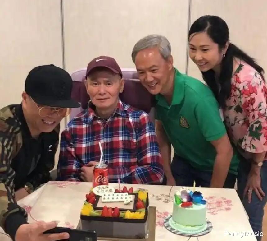 69岁刘家辉坐轮椅现身晚宴，获得贡献奖，多位老牌香港艺人出席！