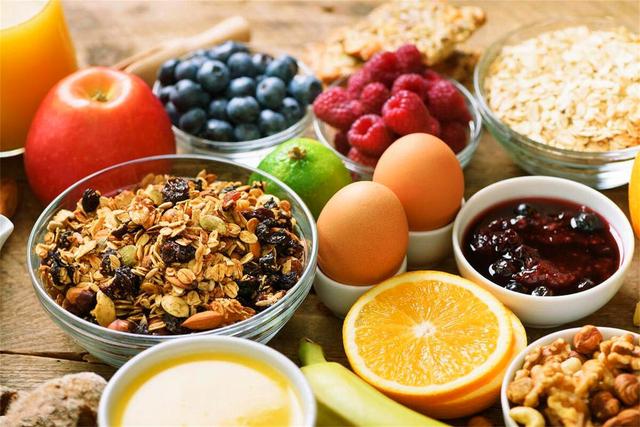 早餐最忌吃这5种低质碳水，热量高营养低，跑步一小时才能消耗