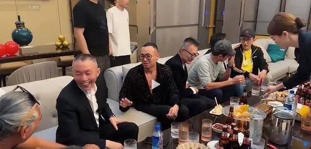 多位港星参加饭局!张耀扬敬酒懂江湖规矩,吴启华喝嗨了脸色通红
