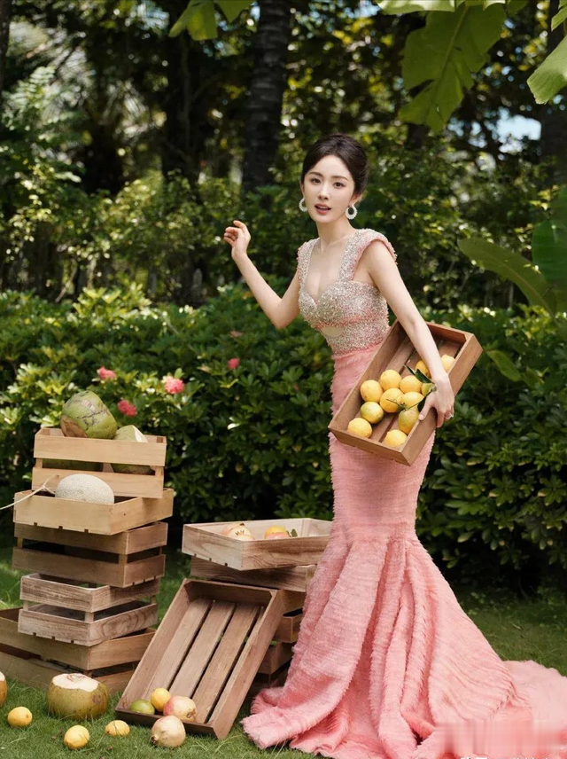 真假捂胸一眼便知!有人站着被骂 杨幂90度弯腰被夸‘人间水蜜桃’