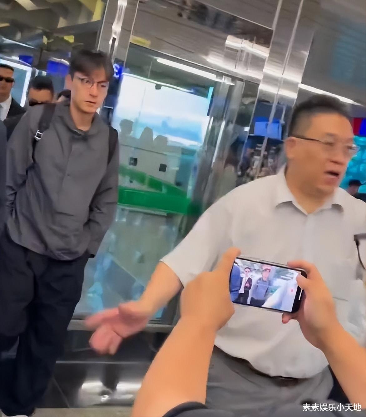 胡歌离台机场画面:戴眼镜背双肩包,衣服好搭,好松弛的少年感