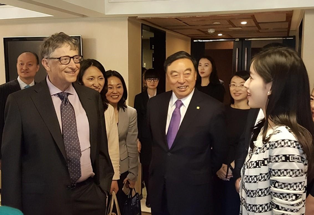 章泽天盛装出席校友会,胸针却引发猜疑,她比刘强东还要“精明”