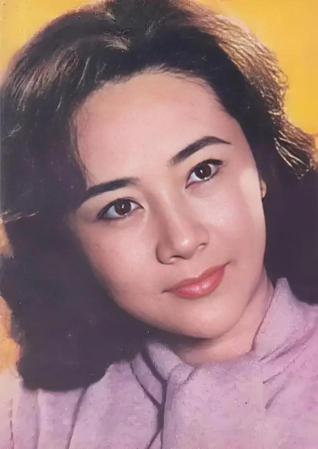 她曾是央视“第一美女”,当红时赴港生子移居美国,如今怎样了?