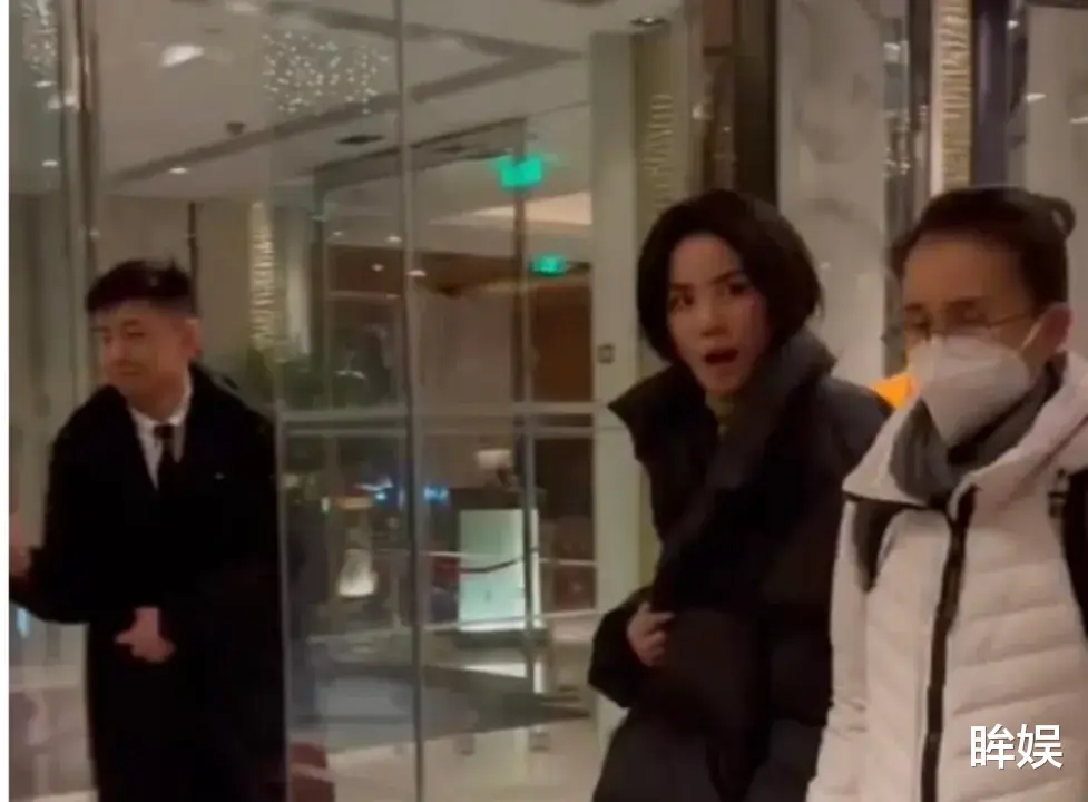 55岁王菲现身蛇年春晚彩排，穿棉袄剪短发又飒又美，热情和粉丝打招呼