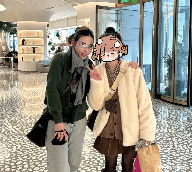 葛夕新亮相证明没离婚，知情人爆她是大粉上位，买2万多风衣倒追刘爽