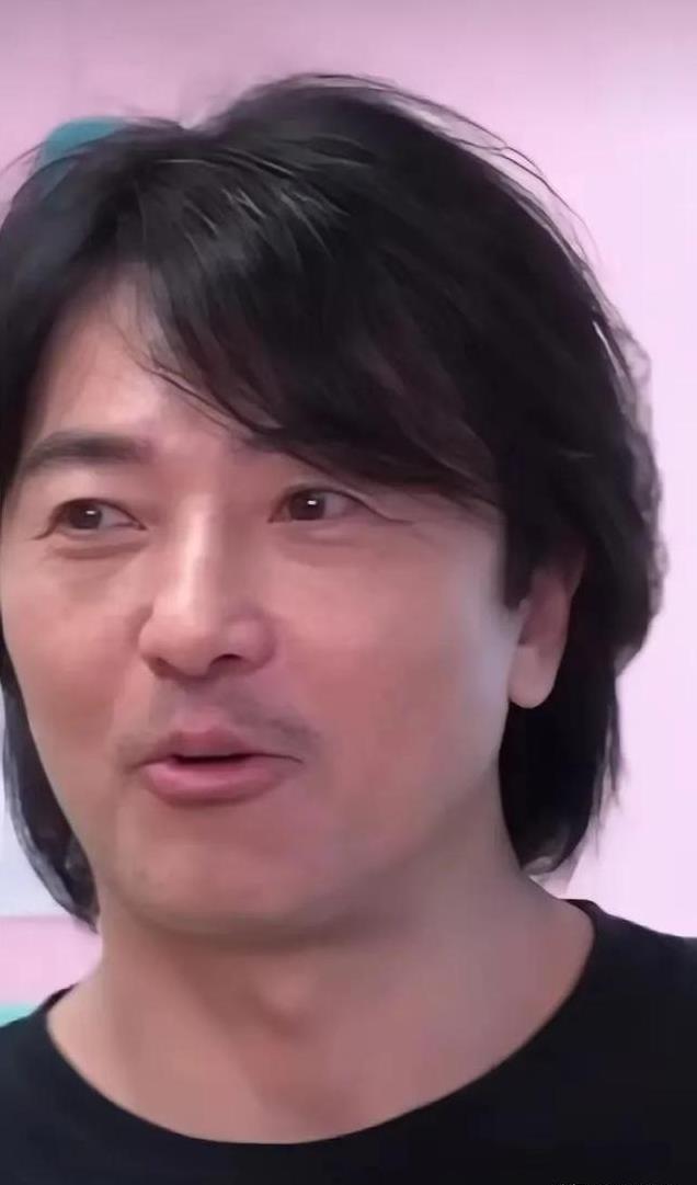 无滤镜现原形,热巴香肠嘴,高圆圆两层游泳圈,杨坤成行走的石像