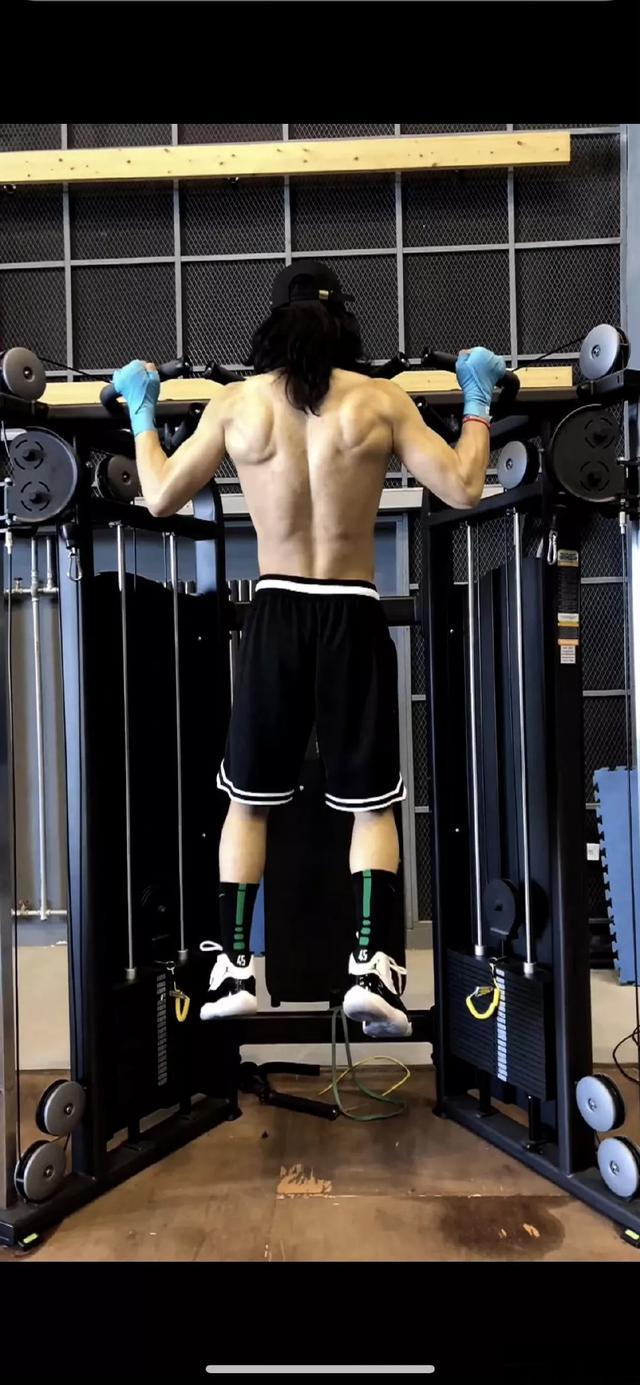 看我发现了什么好东西 早期于适的腹肌!