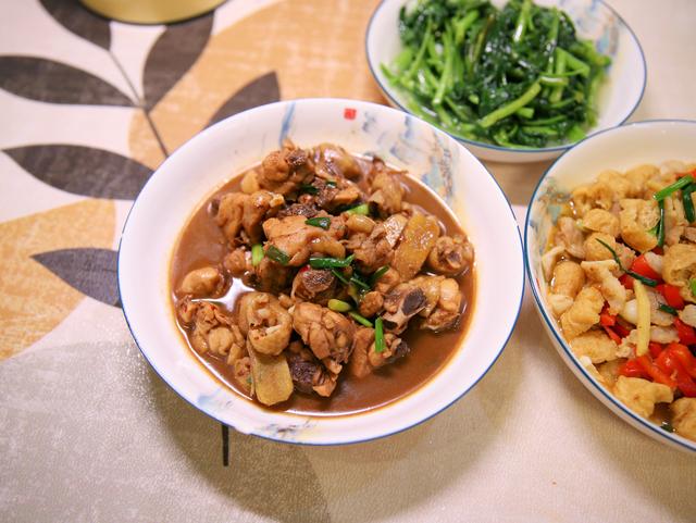 两个人的午餐,花15块钱做了三个菜,荤素齐全,网友:真会过日子