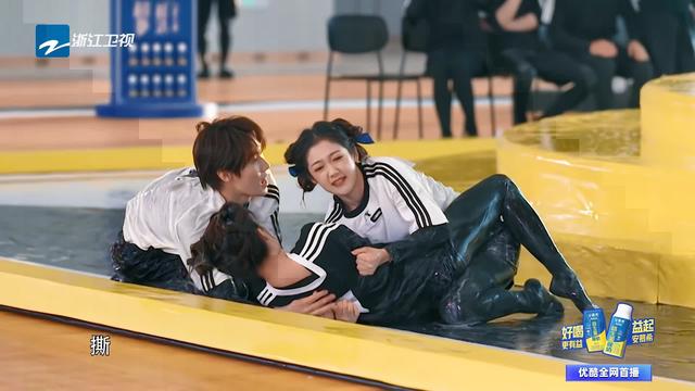 |卷起来好！全程直播的《歌手》，逼出了近3年最好看的《跑男》