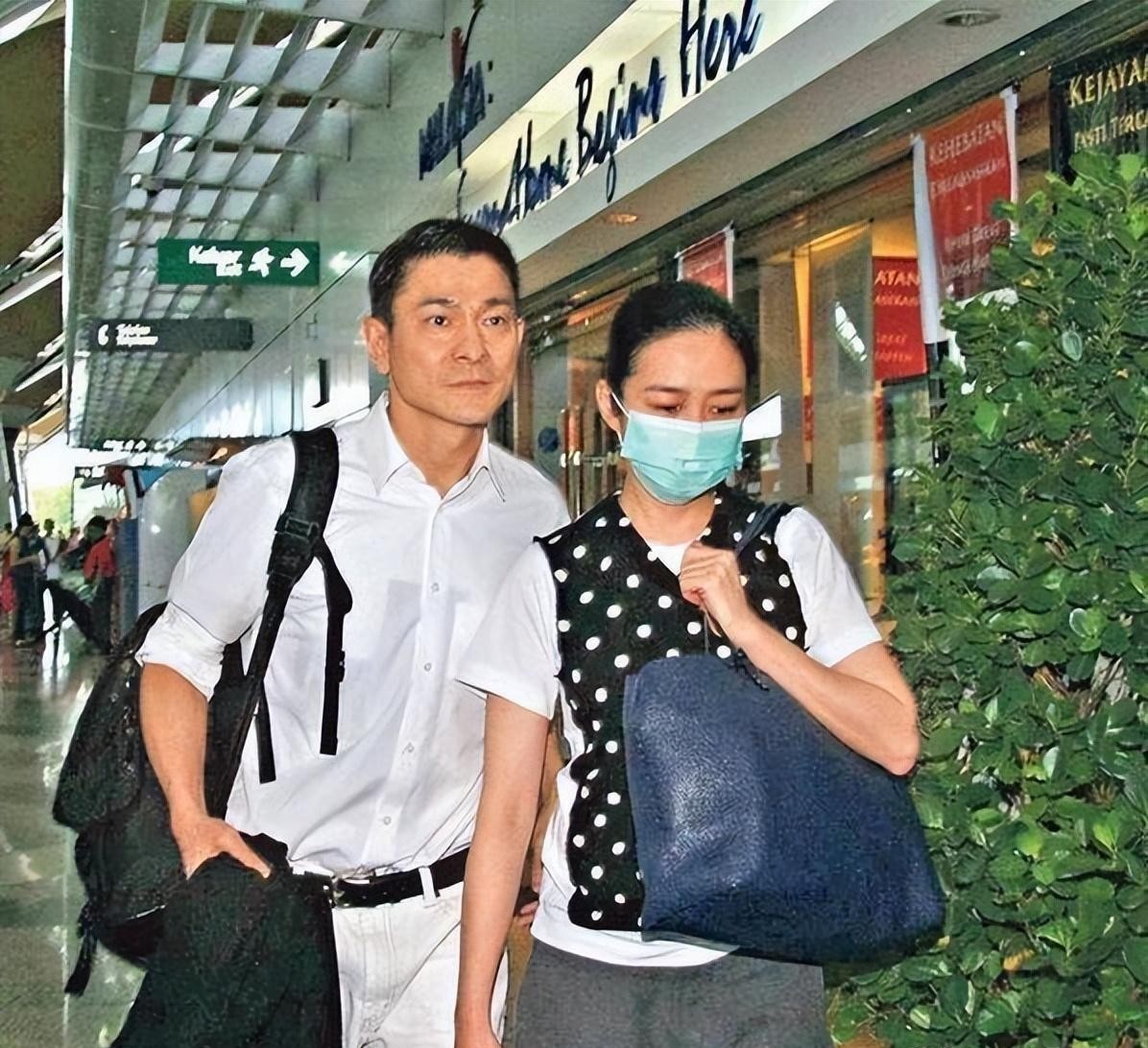 刘德华赌输巨款?白发苍苍显老态,首富妻子却冷眼旁观,真相是?