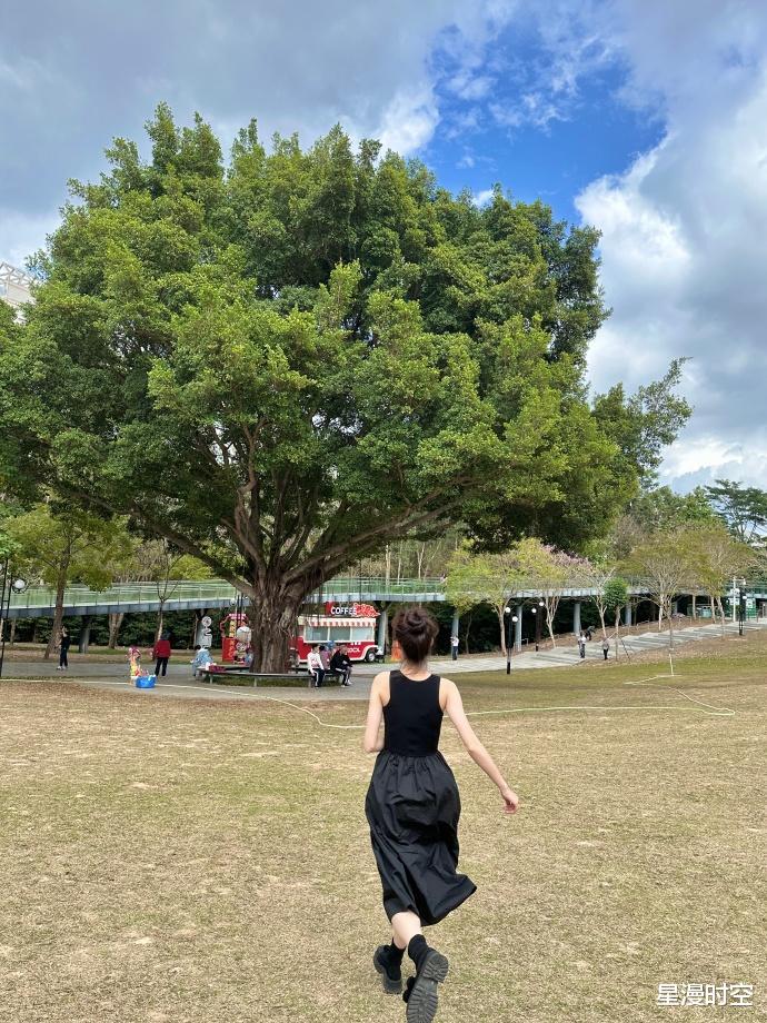 被冯琳元宵节造型美到了!灰蓝长裙高马尾仙气飘飘,笑容甜美治愈