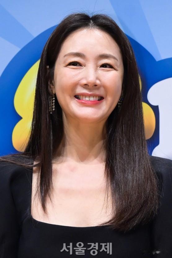 49岁崔智友参与《超人回来了》,近距离高清零修图照秀出真实肤况