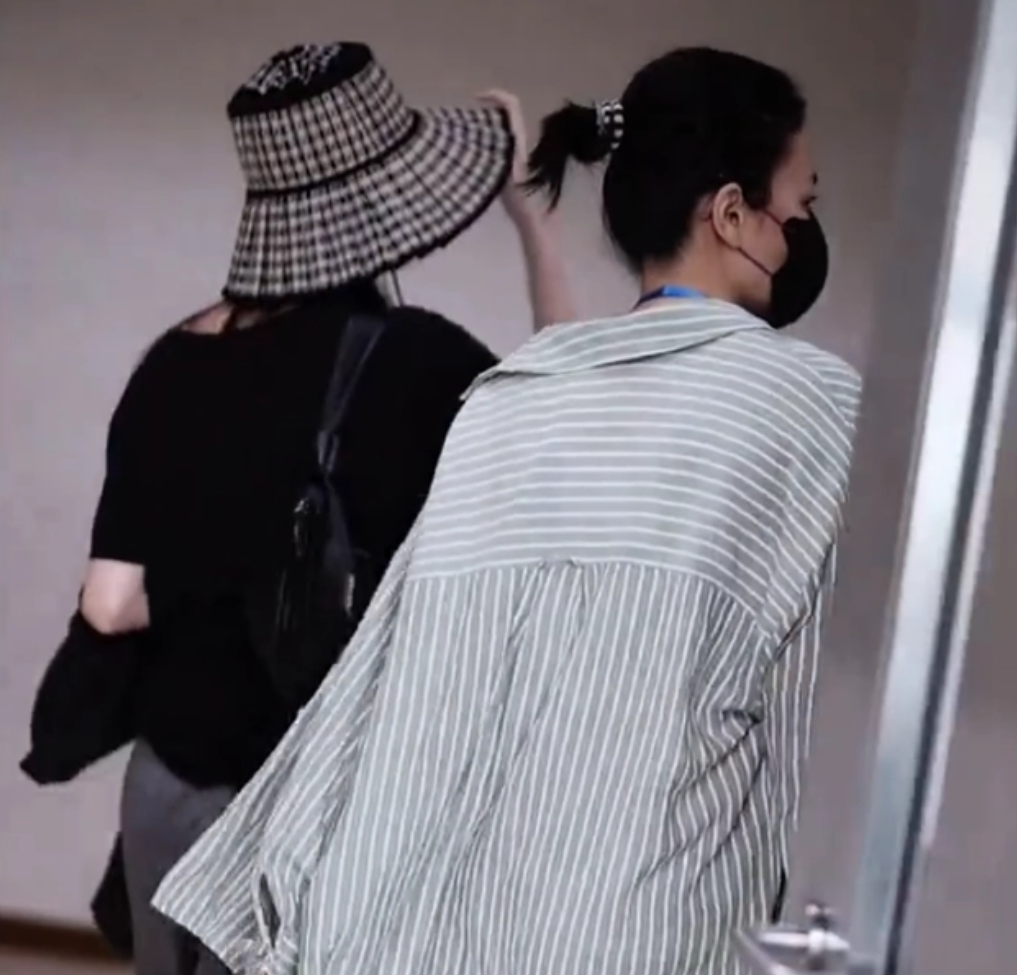 李嫣术后首露面,第四次手术后自信美丽,王菲眼神疲惫憔悴太多!