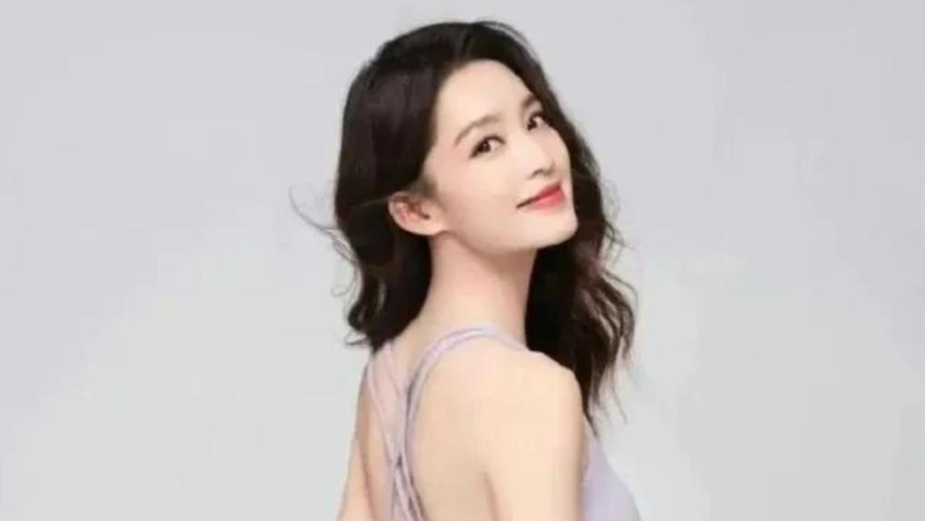 头一次见李沁这么大胆，穿透明薄纱秀凹凸感，瘦小女生也有大能量