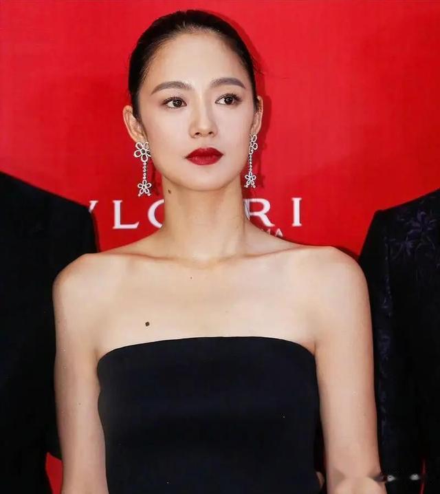 露脑门都美的8位女星，别人发际线遮遮掩掩，她们“大光明”更飒