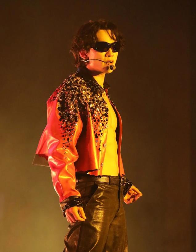 这一次,过气舞王的“残酷现实”,在41岁Rain身上展现得淋漓尽致