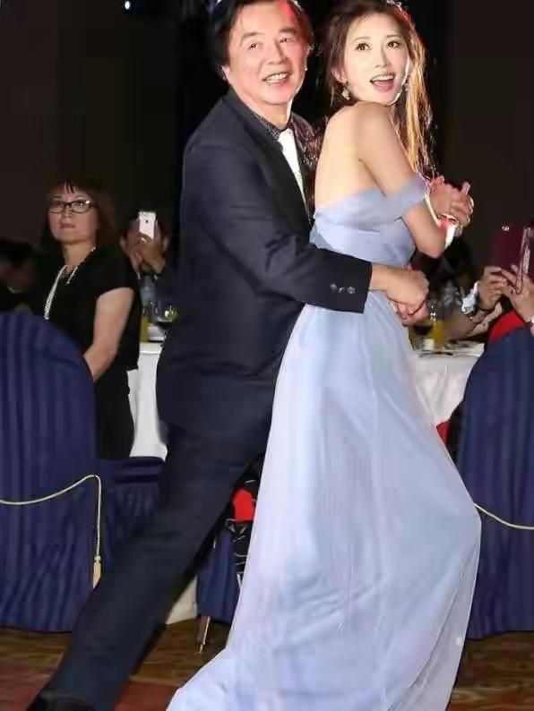 林志玲与爸爸同台跳舞,穿抹胸裙靠近好尴尬,49岁的她越来越年轻