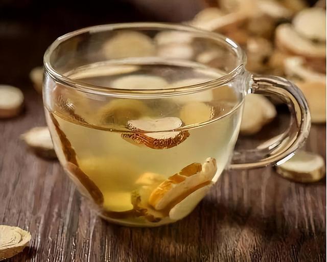 66岁老太太天天公园晒背，半年后去检查，身体指标有啥变化?