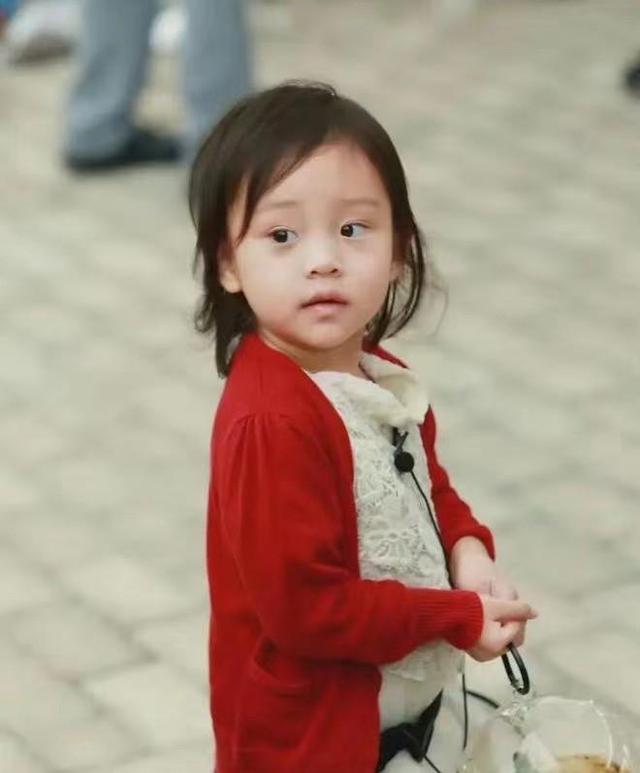 李小璐女儿太成熟,11岁肤白貌美染红发,五官堪称翻版李小璐