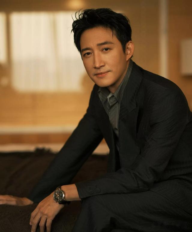 46岁王阳上海街头溜达被偶遇,穿着简单朴素,锅盖头发型引热议