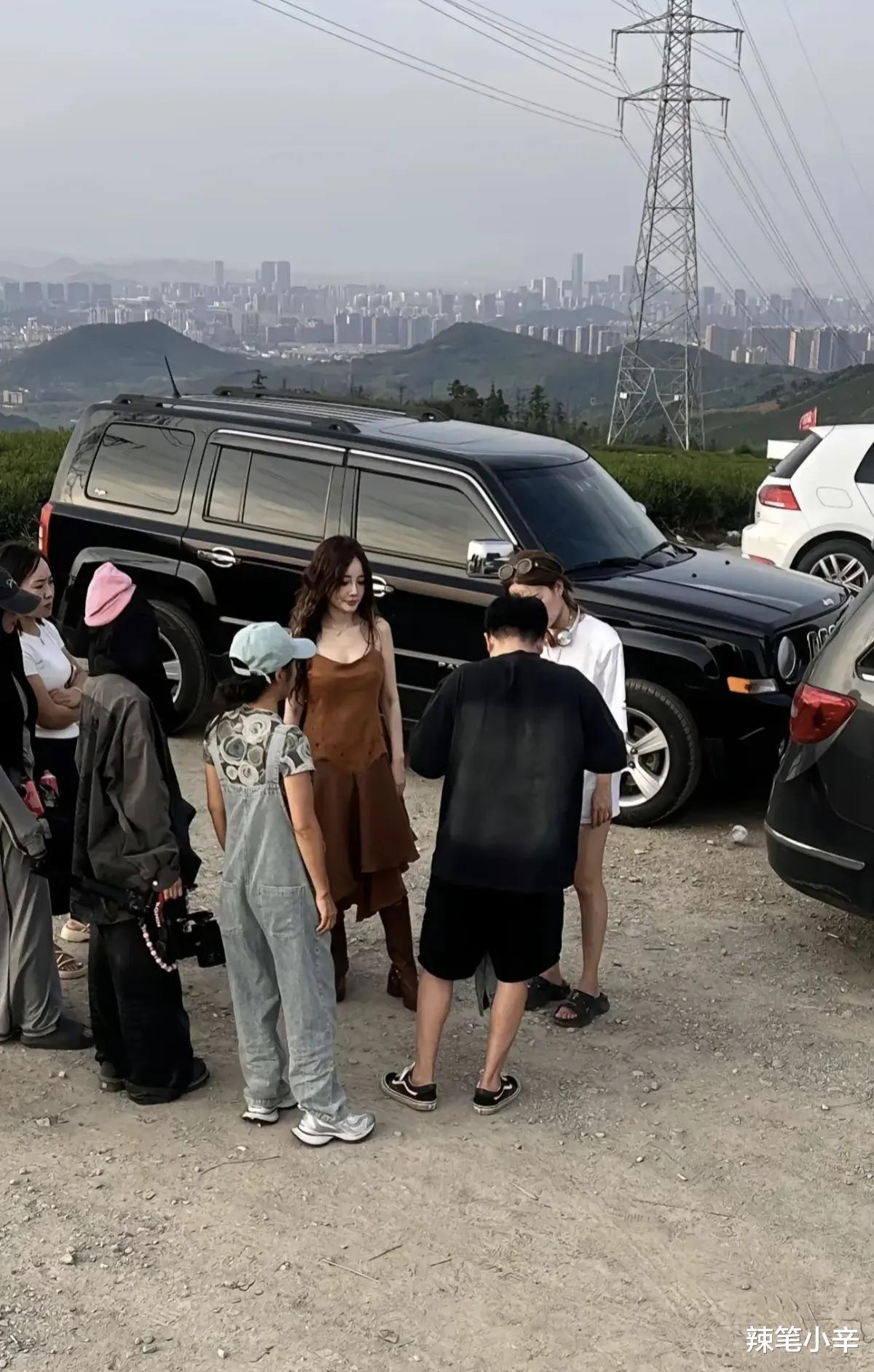 李小璐被偶遇无修图曝光,浓妆艳抹愁眉苦脸,个子像1米5好矮显老