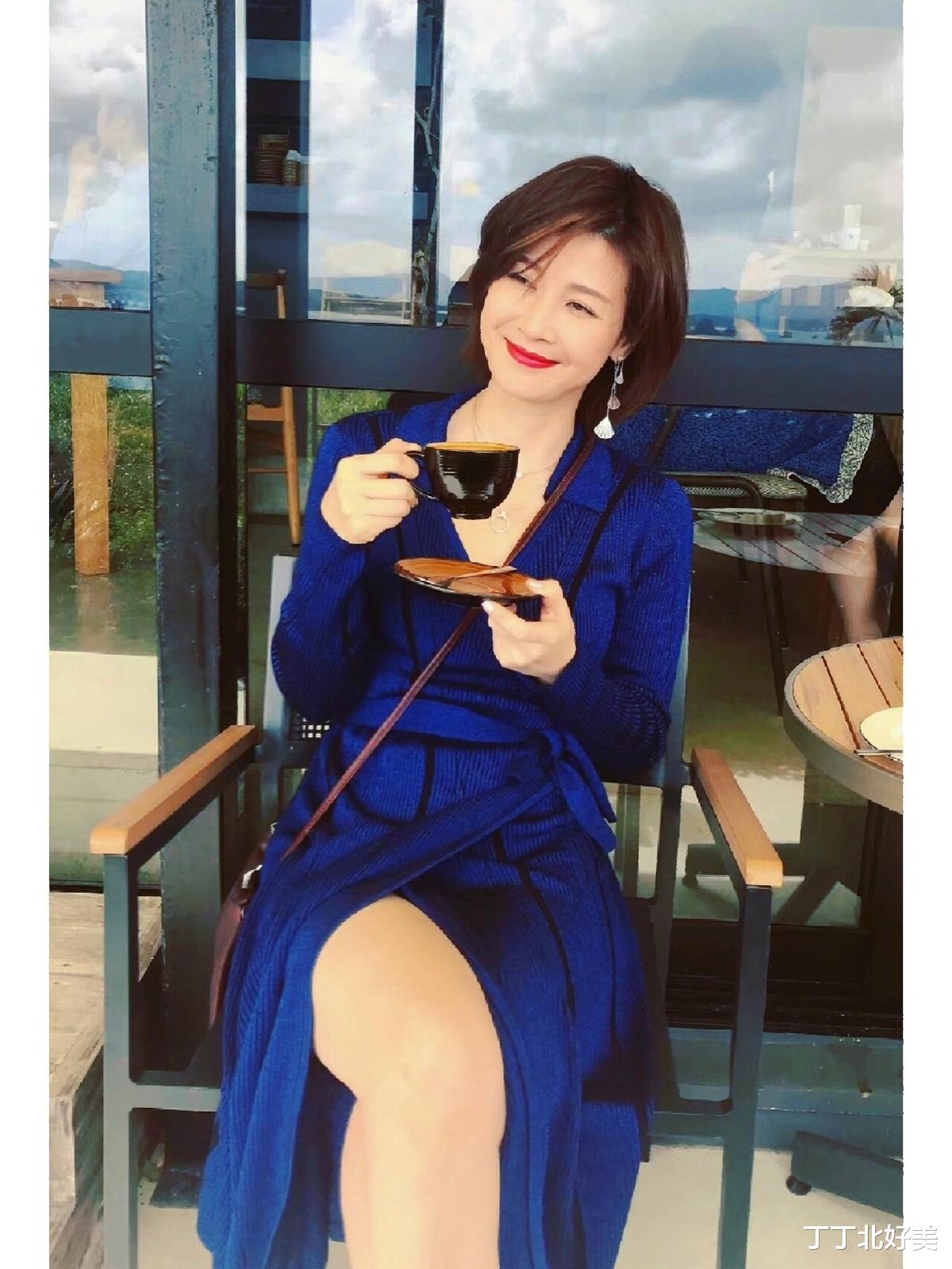 44岁童蕾带火了一种贵妇穿搭：针织裙+小白鞋+短发，高级又显贵