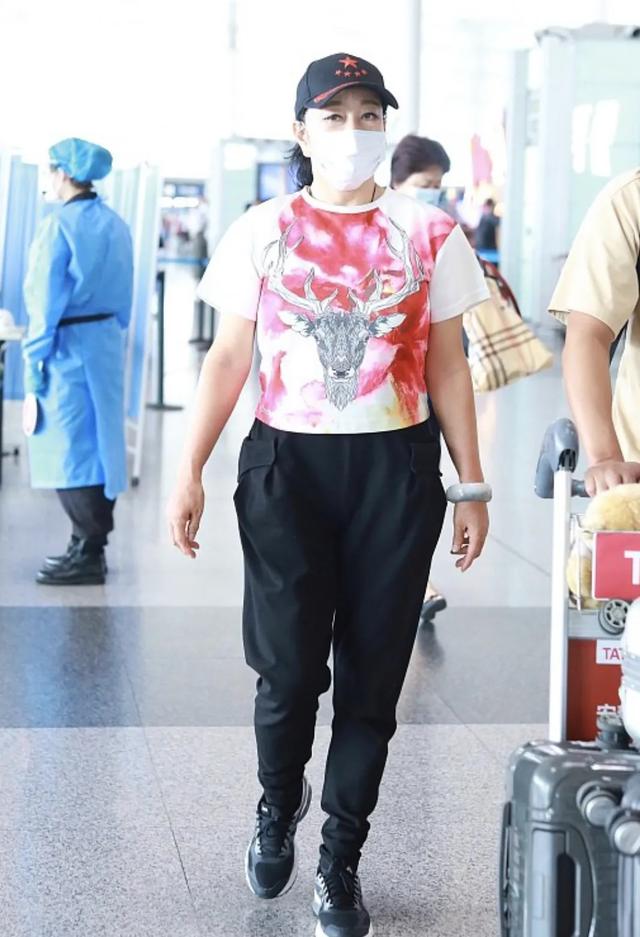 刘晓庆撸串被拍,摘了假发不掩饰衰老,大胆露出额头自然又自信!