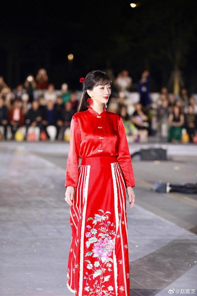 赵雅芝红裙亮相,国风美惊艳时光,粉丝直呼:冻龄女神永不过时!