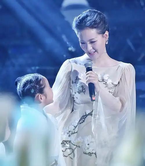 她是首位博士级歌唱家，大校军衔还是春晚常客，丈夫身份更加显赫