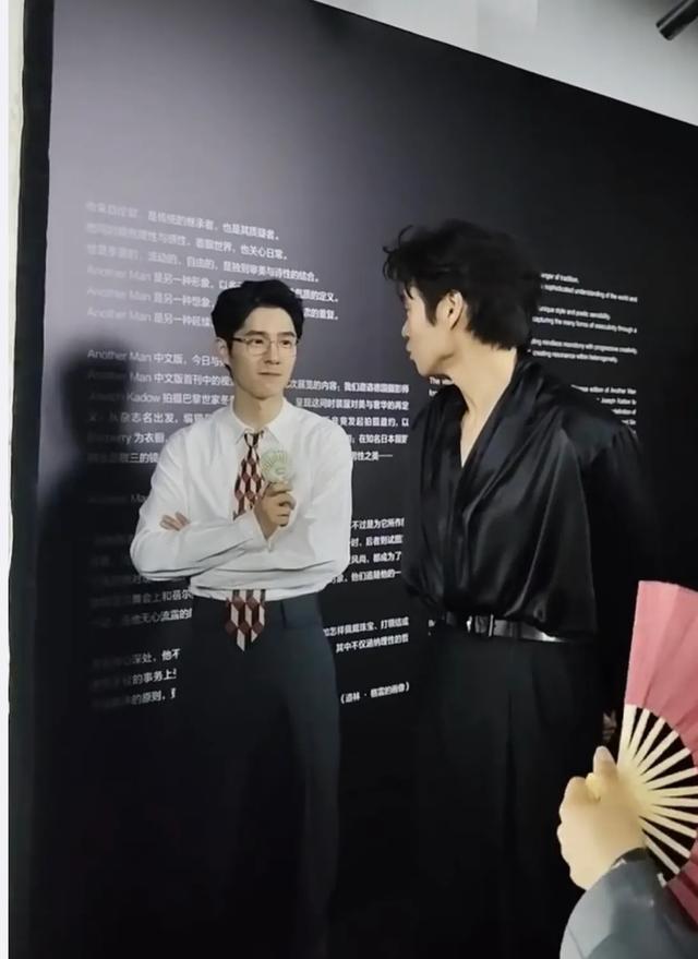 伊能静儿子恩利露腰,魏大勋缝衣领,宋佳邱天穿男装,穿的都太癫