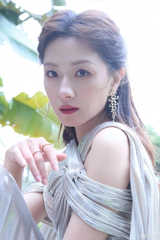 万茜、关晓彤大长腿