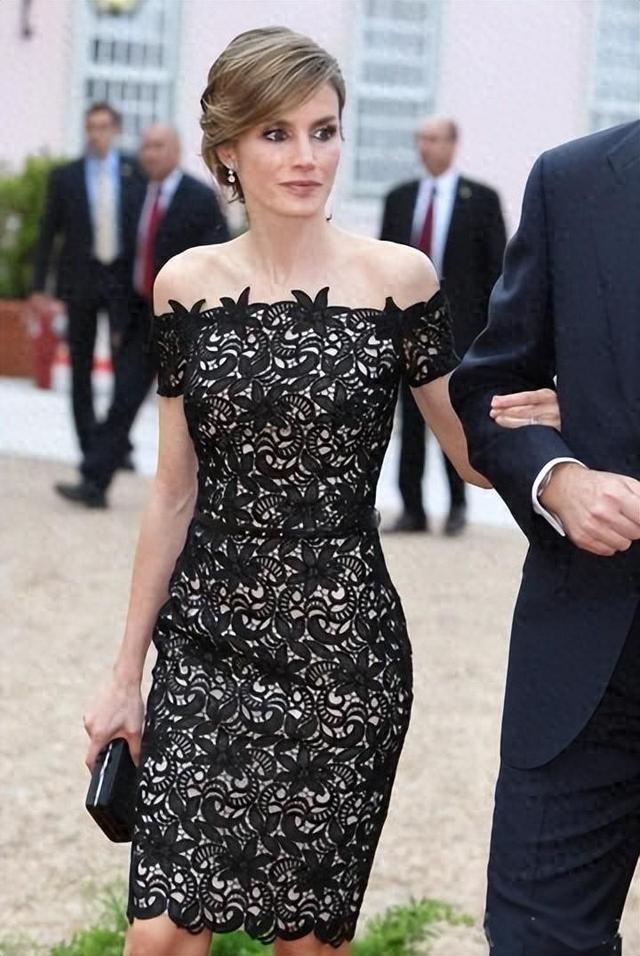 莱蒂齐亚王后馋蛋糕,拿刀叉去取被国王当众制止,打脸都是摆明面