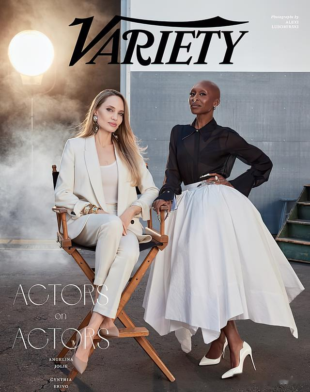 安吉丽娜?朱莉象牙色套装,露出胸口神秘纹身,展示动人曲线!