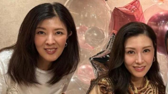 李嘉欣和姐姐一起庆生，62岁李嘉明变漂亮，姐妹同框吃和牛