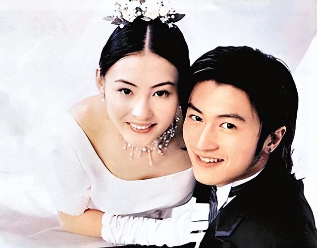 王菲谢霆锋现身机场,44岁谢霆锋把手搭在王菲腿上,很是恩爱!