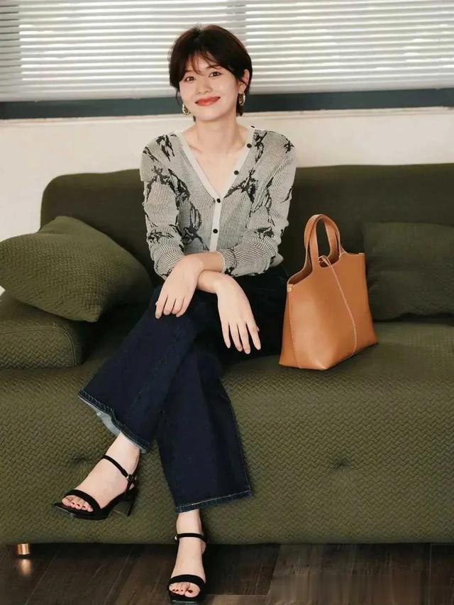 被这个短发女人惊艳了,穿衣极简有气质,再过十年也不过时