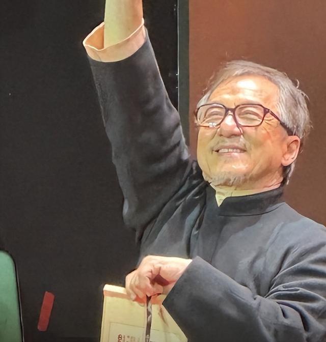 70岁成龙现身参加活动,头发花白尽显老态,大家的偶像确实老了