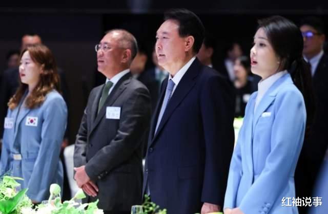 51岁金建希状态绝了！蓝色西装搭配低马尾，又瘦又美像女大学生