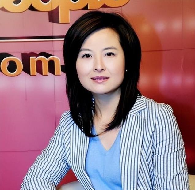 她曾是央视一枝花,低调嫁大18岁李铁为妻,如今51岁已满头白发