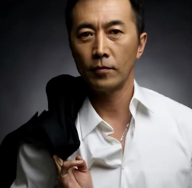 他爱慕萨日娜20年，先后娶两任娇妻，老来得子又离婚，62岁太凄惨