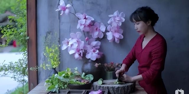 时隔一年李子柒再度营业,近照堪比毁容,她经历了什么?