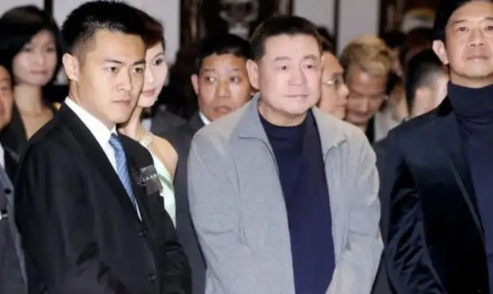 刘銮雄长子刘鸣炜罕与爱女同框合照,开飞机带女儿出国看霉霉演出