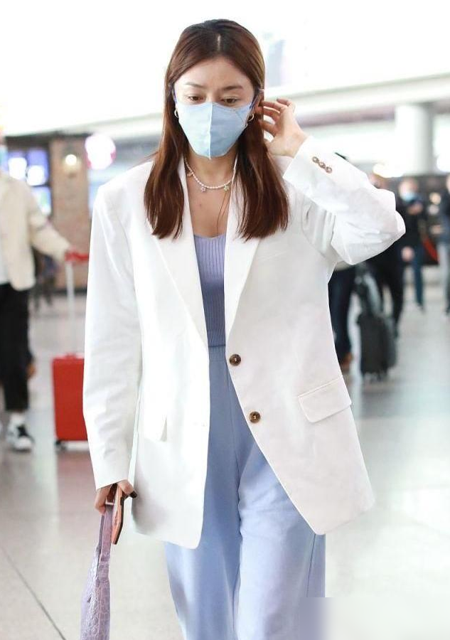 秦岚又成功穿出了170既视感,短外套+内搭一身黑,简约是真的高级