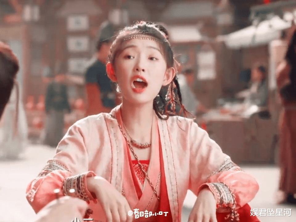 搭完井柏然、于适《四方馆》搭檀健次,她长相不漂亮却很高级,成了最特别的95花