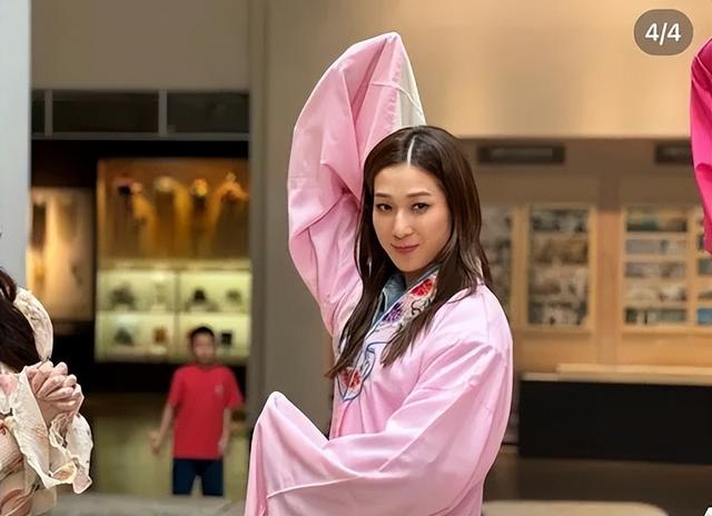 钟嘉欣为旧爱翻红感开心,爆分手后仍有联系:望他早日找到另一半