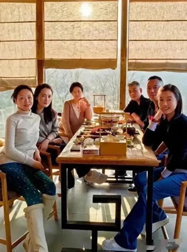 蒋勤勤晒同学聚会照,明星身份未助保养