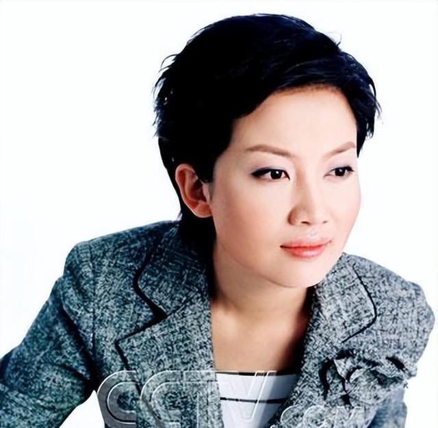 央视美女主持人王端端:嫁了同行丈夫很幸福,直播时落泪被质疑